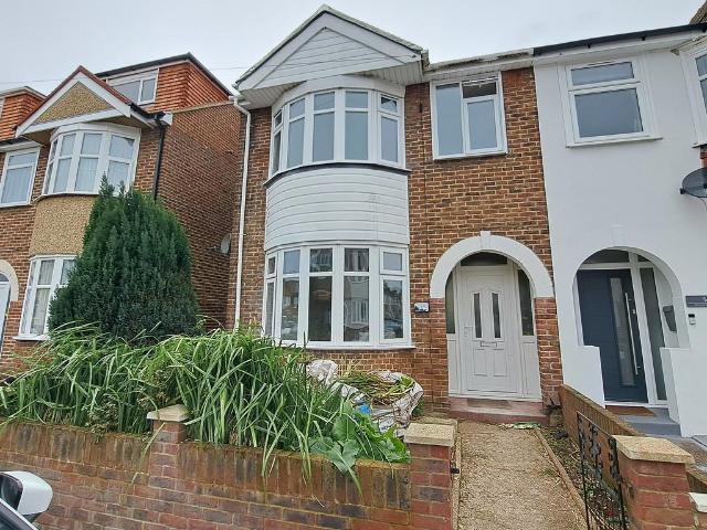 3 bedroom end of terrace house to rent