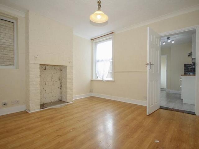 3 bedroom end of terrace house to rent