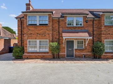 3 bedroom end of terrace house to rent