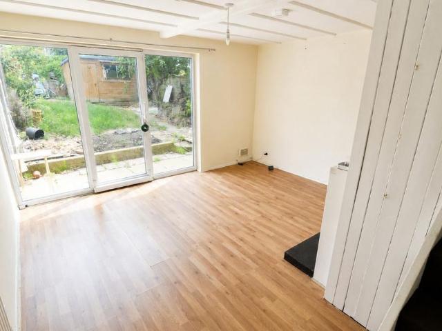 3 bedroom end of terrace house to rent