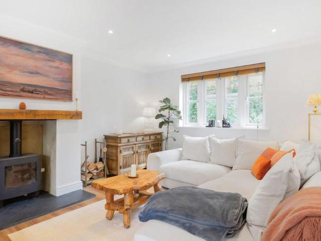 3 bedroom end of terrace house to rent