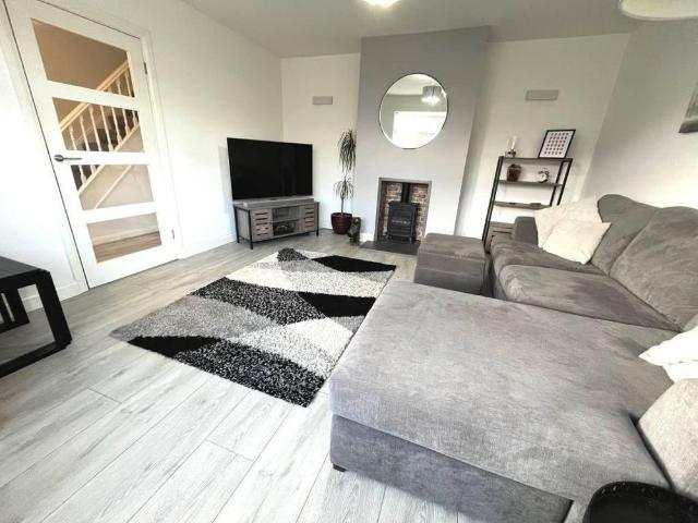 3 bedroom end of terrace house to rent