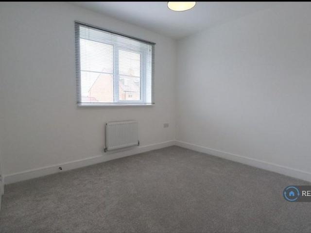 3 bedroom end of terrace house to rent