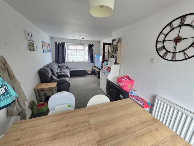 3 bedroom end of terrace house to rent