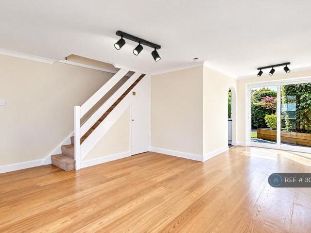3 bedroom end of terrace house to rent