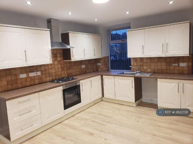 3 bedroom end of terrace house to rent