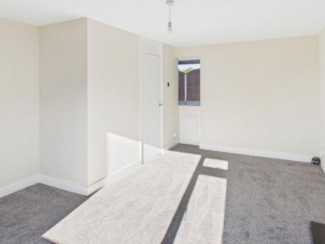 3 bedroom end of terrace house to rent