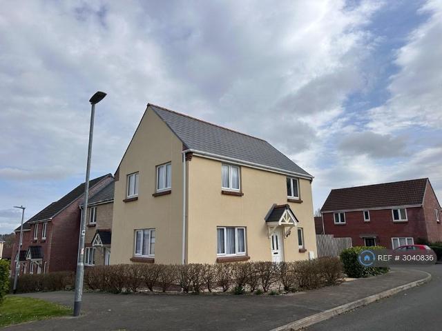 3 bedroom end of terrace house to rent