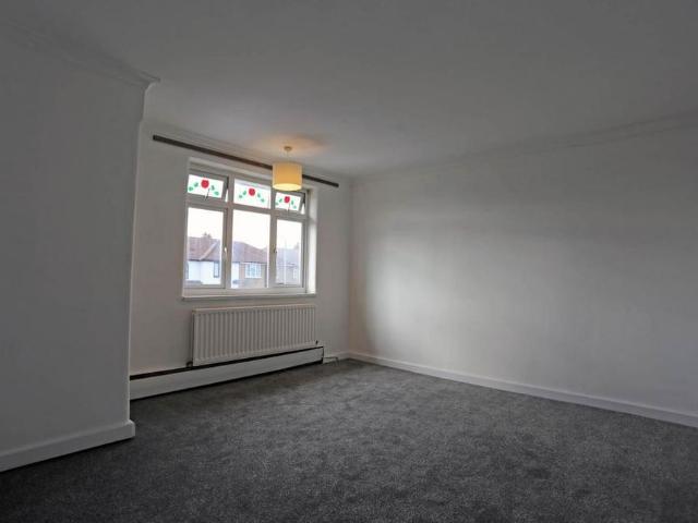 3 bedroom end of terrace house to rent