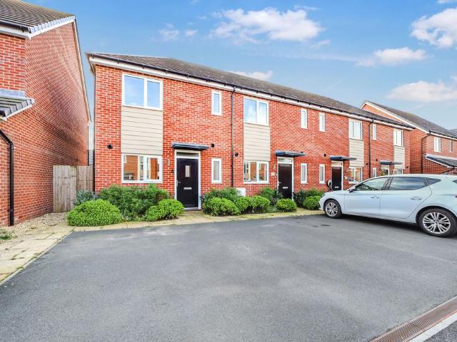 3 bedroom end of terrace house to rent