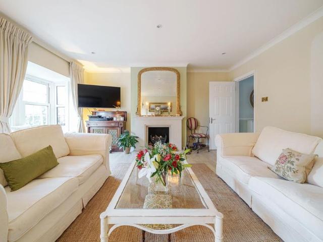 3 bedroom end of terrace house to rent