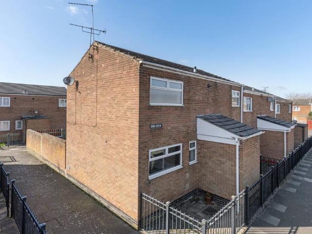 3 bedroom end of terrace house to rent