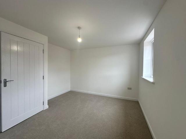 3 bedroom end of terrace house to rent
