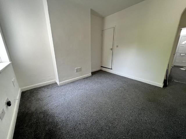 3 bedroom end of terrace house to rent