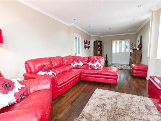 3 bedroom end of terrace house to rent
