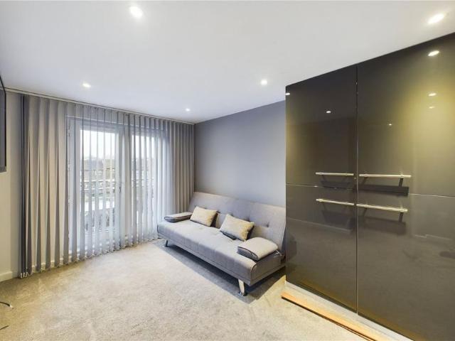 3 bedroom end of terrace house to rent