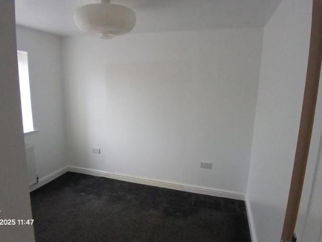 3 bedroom end of terrace house to rent