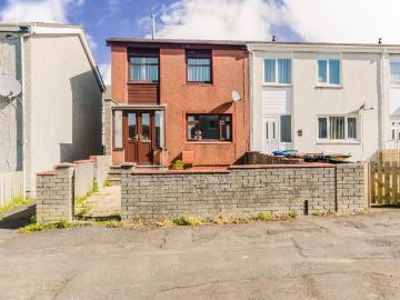 3 bedroom end of terrace house to rent