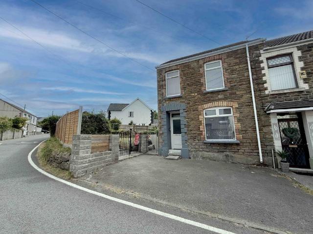 3 bedroom end of terrace house to rent