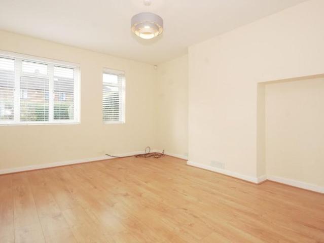 3 bedroom end of terrace house to rent