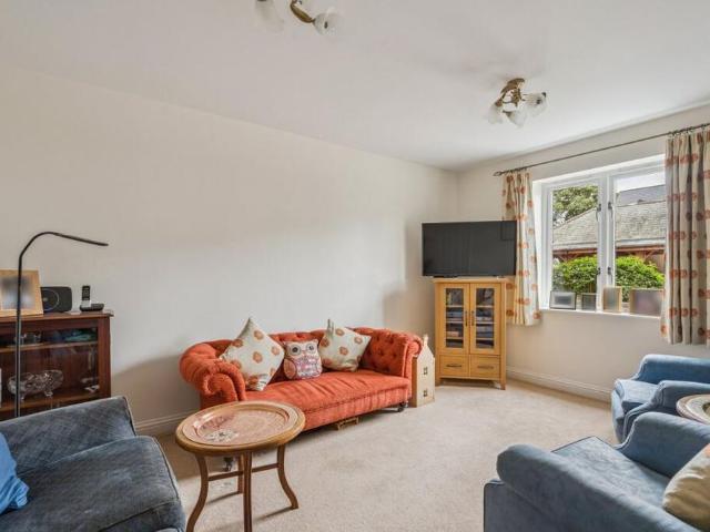 3 bedroom end of terrace house to rent
