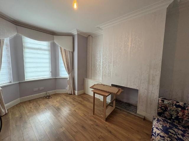 3 bedroom end of terrace house to rent