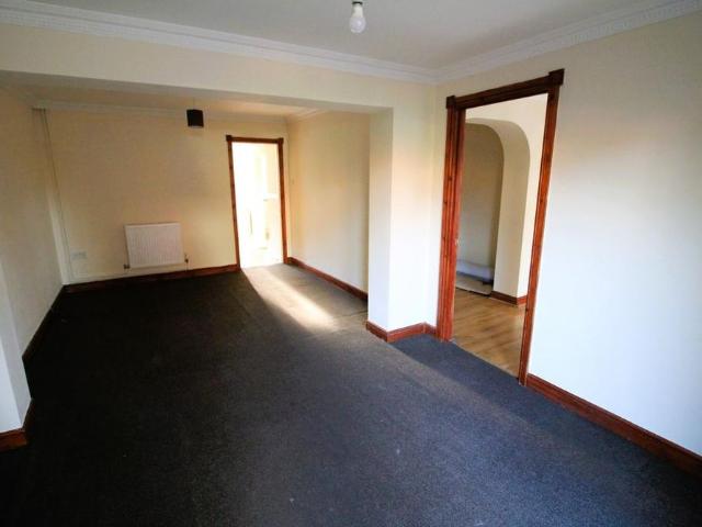 3 bedroom end of terrace house to rent