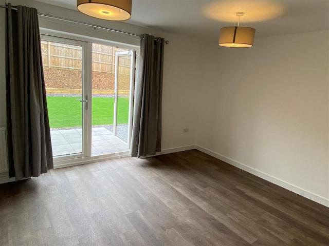 3 bedroom end of terrace house to rent