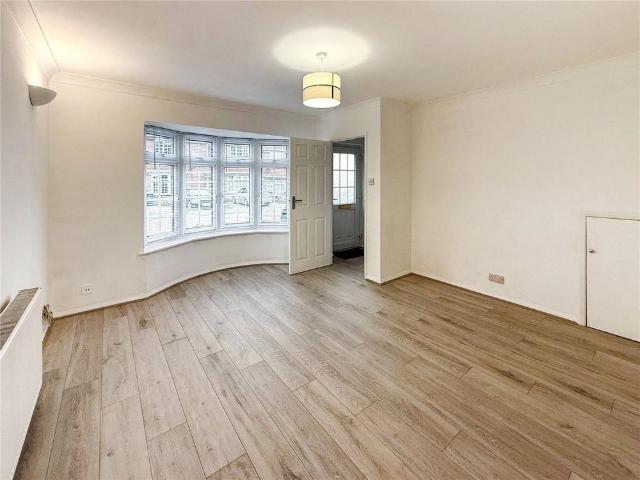 3 bedroom end of terrace house to rent
