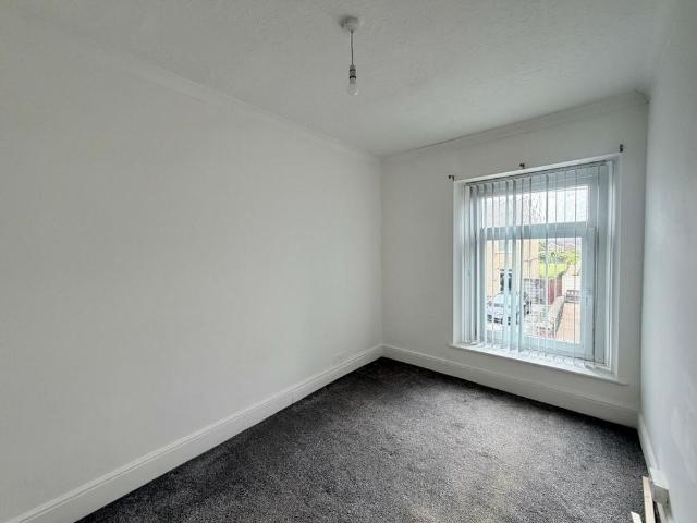 3 bedroom end of terrace house to rent