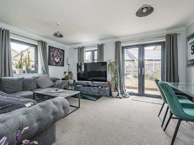 3 bedroom end of terrace house to rent