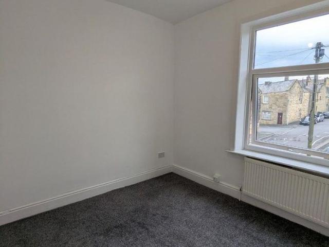 3 bedroom end of terrace house to rent