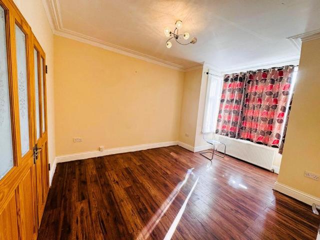 3 bedroom end of terrace house to rent