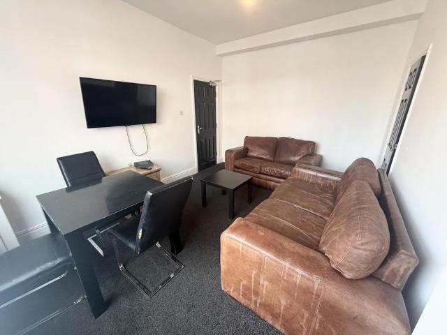 3 bedroom end of terrace house to rent