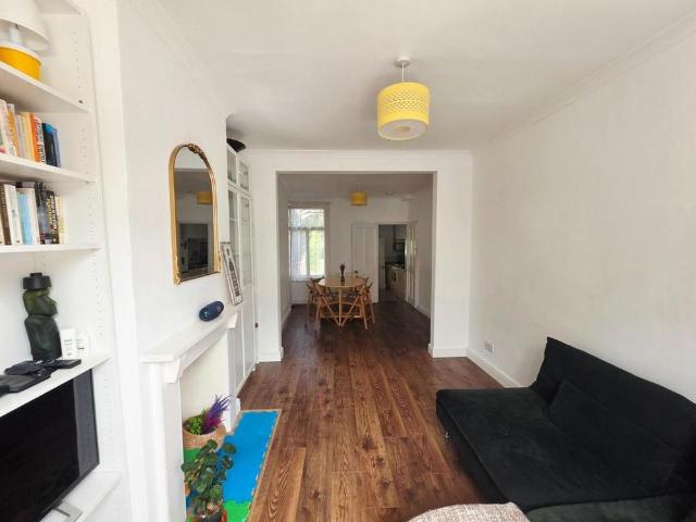 3 bedroom end of terrace house to rent
