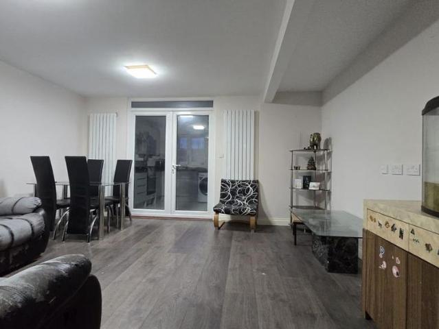 3 bedroom end of terrace house to rent