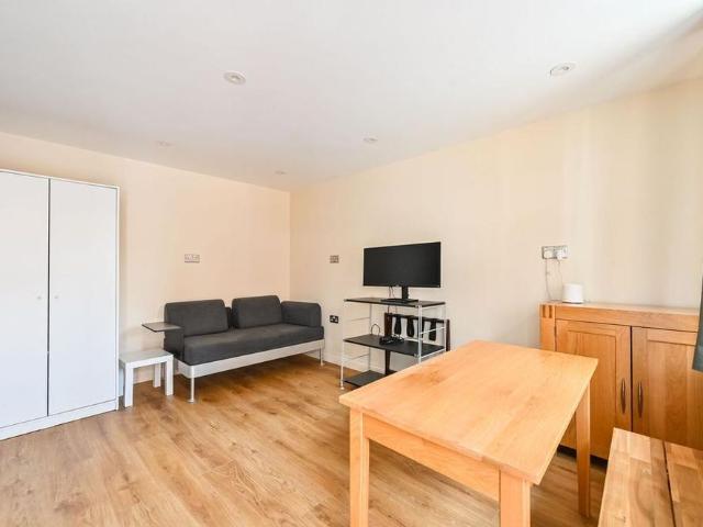 3 bedroom end of terrace house to rent