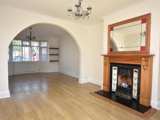 3 bedroom end of terrace house to rent