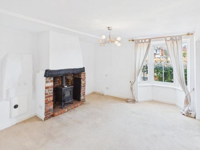 3 bedroom end of terrace house to rent