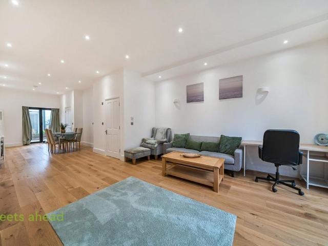 3 bedroom end of terrace house to rent