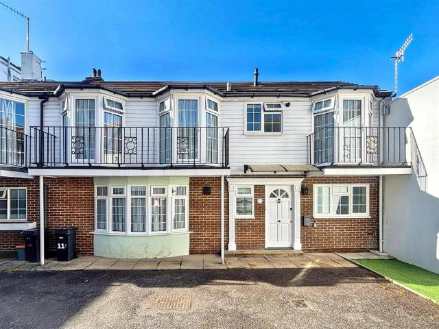 3 bedroom end of terrace house to rent