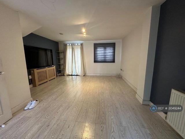 3 bedroom end of terrace house to rent