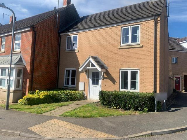 3 bedroom end of terrace house to rent