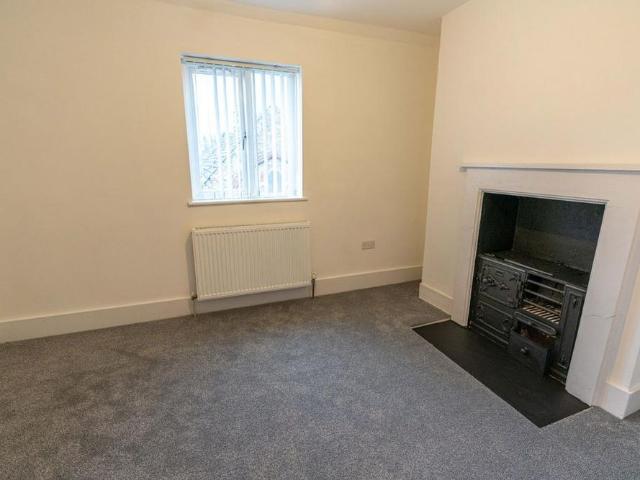 3 bedroom end of terrace house to rent