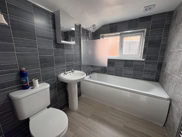3 bedroom end of terrace house to rent
