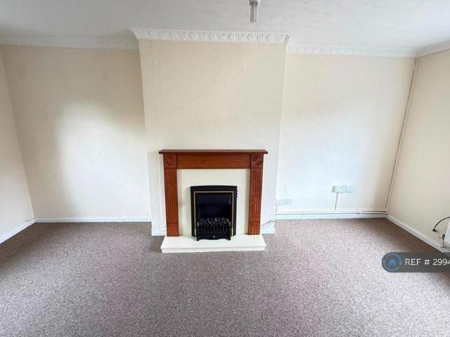 3 bedroom end of terrace house to rent