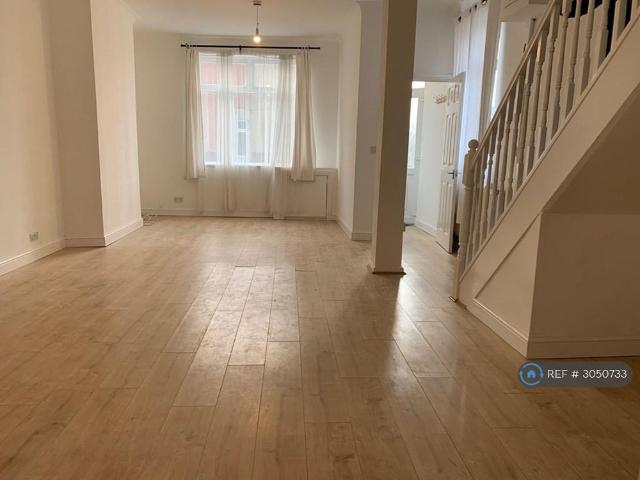 3 bedroom end of terrace house to rent