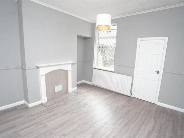 3 bedroom end of terrace house to rent