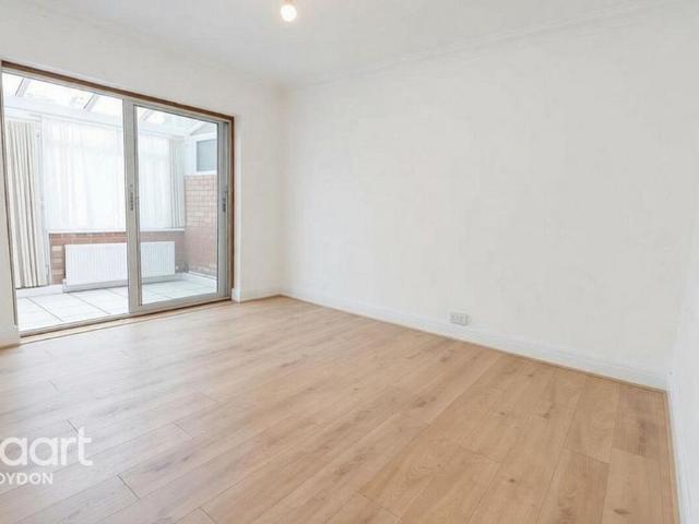 3 bedroom end of terrace house to rent