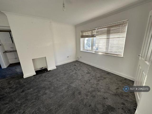 3 bedroom end of terrace house to rent